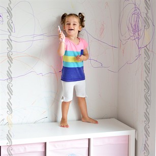 نحوه پاک کردن نقاشی‌های کودکان از روی کاغذ دیواری